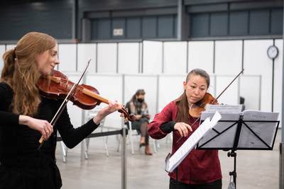 910148 Afbeelding van violisten in de XL- vaccinatielocatie in de Jaarbeurs te Utrecht, waar live klassieke muziek ...
